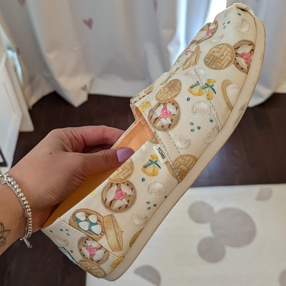 GUC dim sum TOMS Women's size 8.5 - Picture 2 of 2